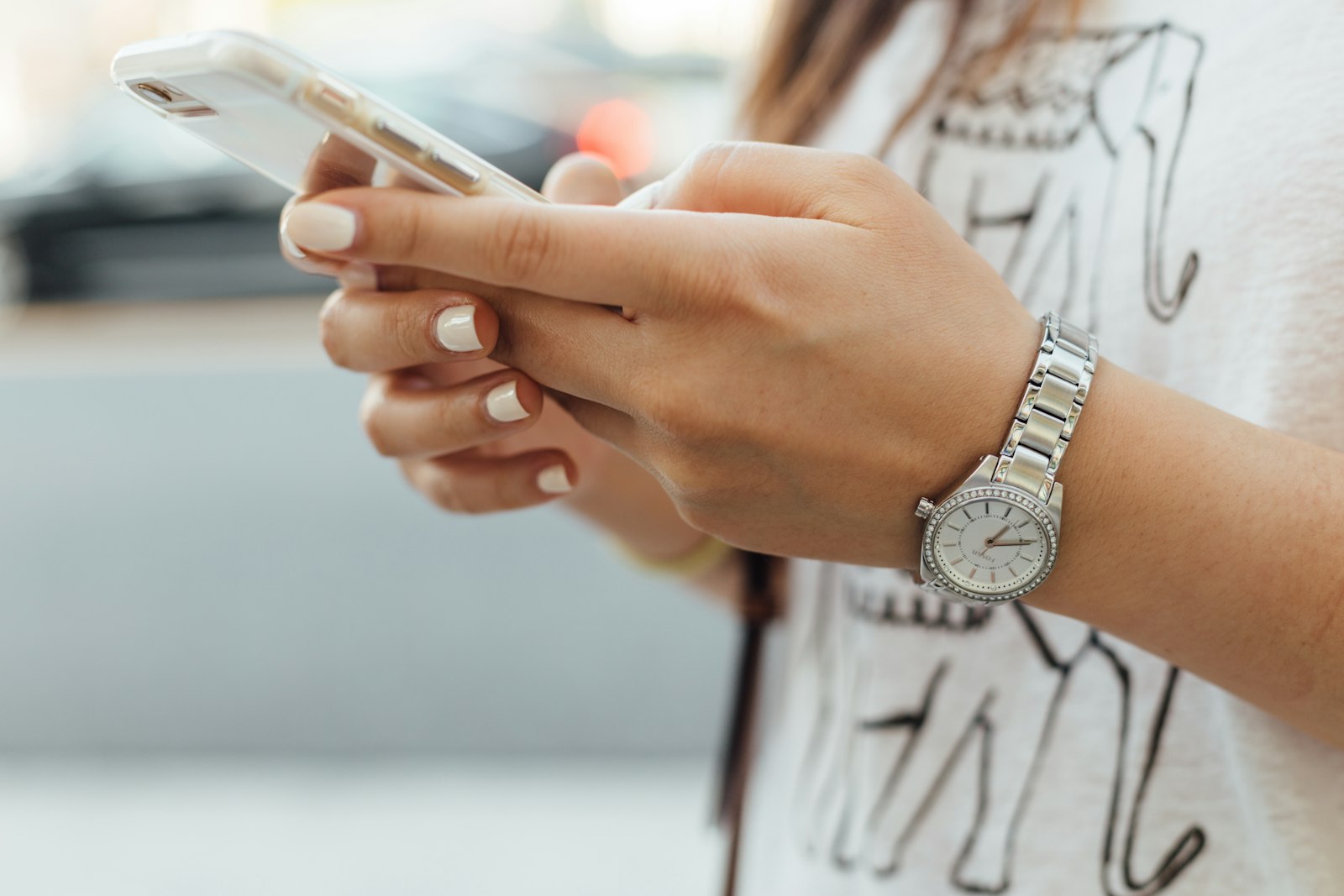 スマートフォンで情報を確かめる手元