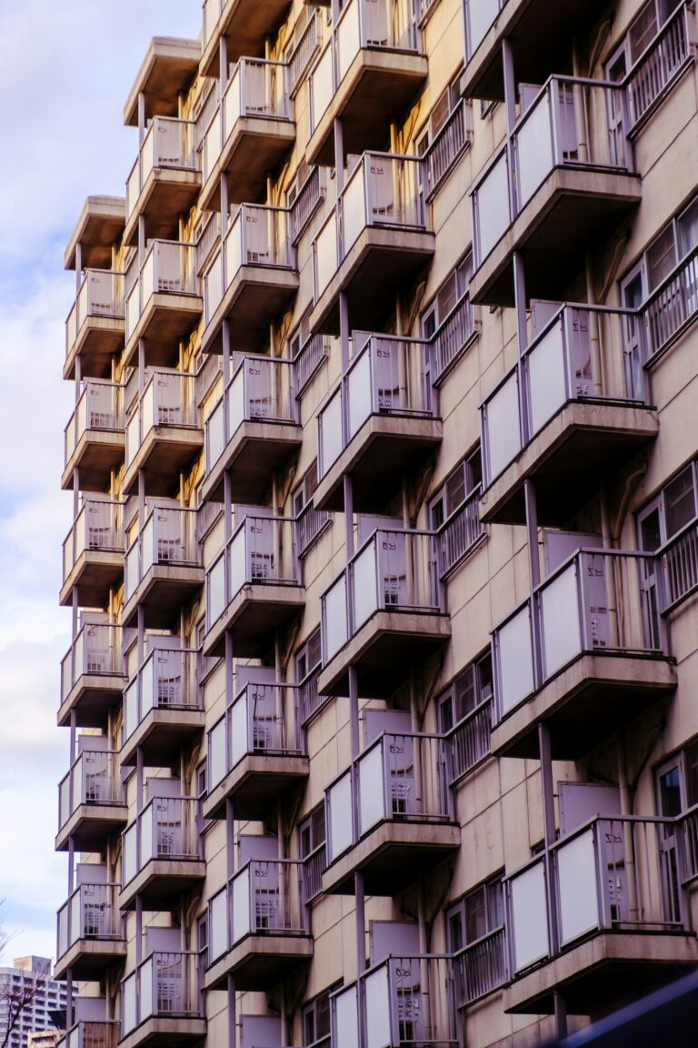 各階にバルコニーが並ぶマンション