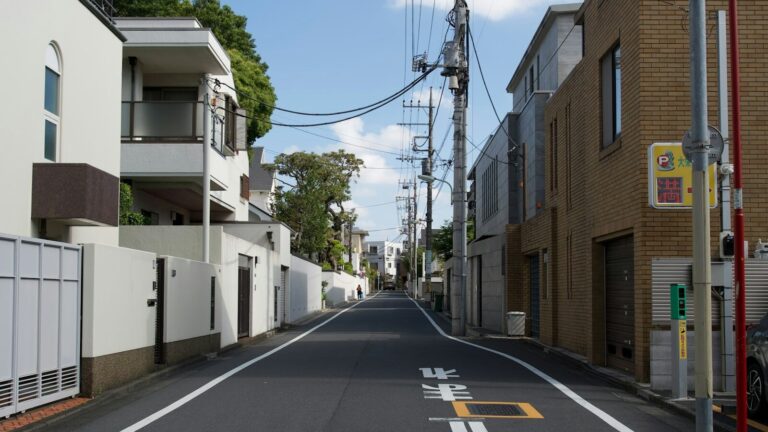 電柱のある住宅街