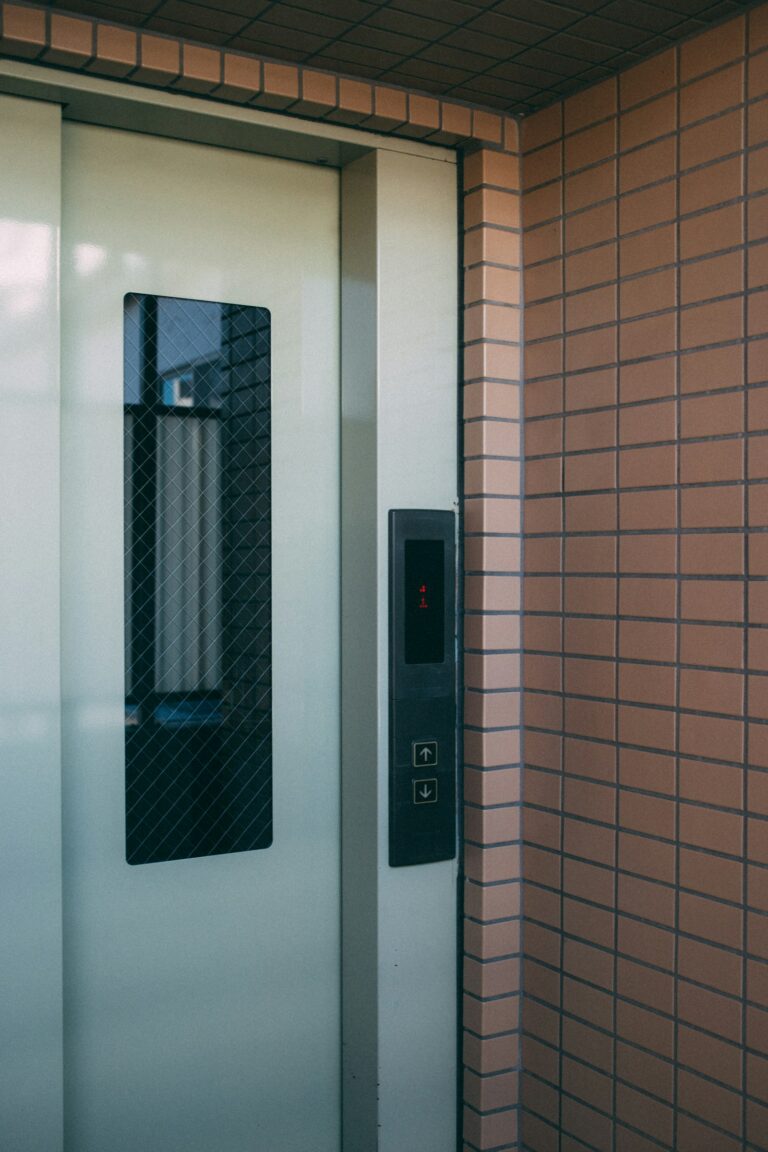 集合住宅の共用部分にあるエレベーターの扉