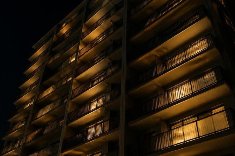 各階にバルコニーが並ぶマンション